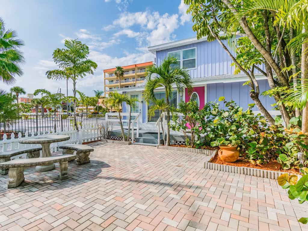 Suncoast Getaway – Walk to Sand & Shops